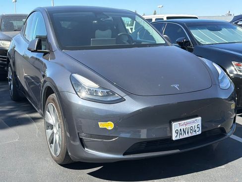 Used 2022 Tesla Model Y Long Range AWD/4WD image 3