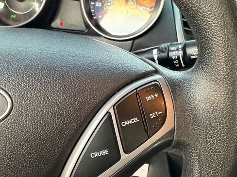 Used 2015 Hyundai Elantra SE image 16