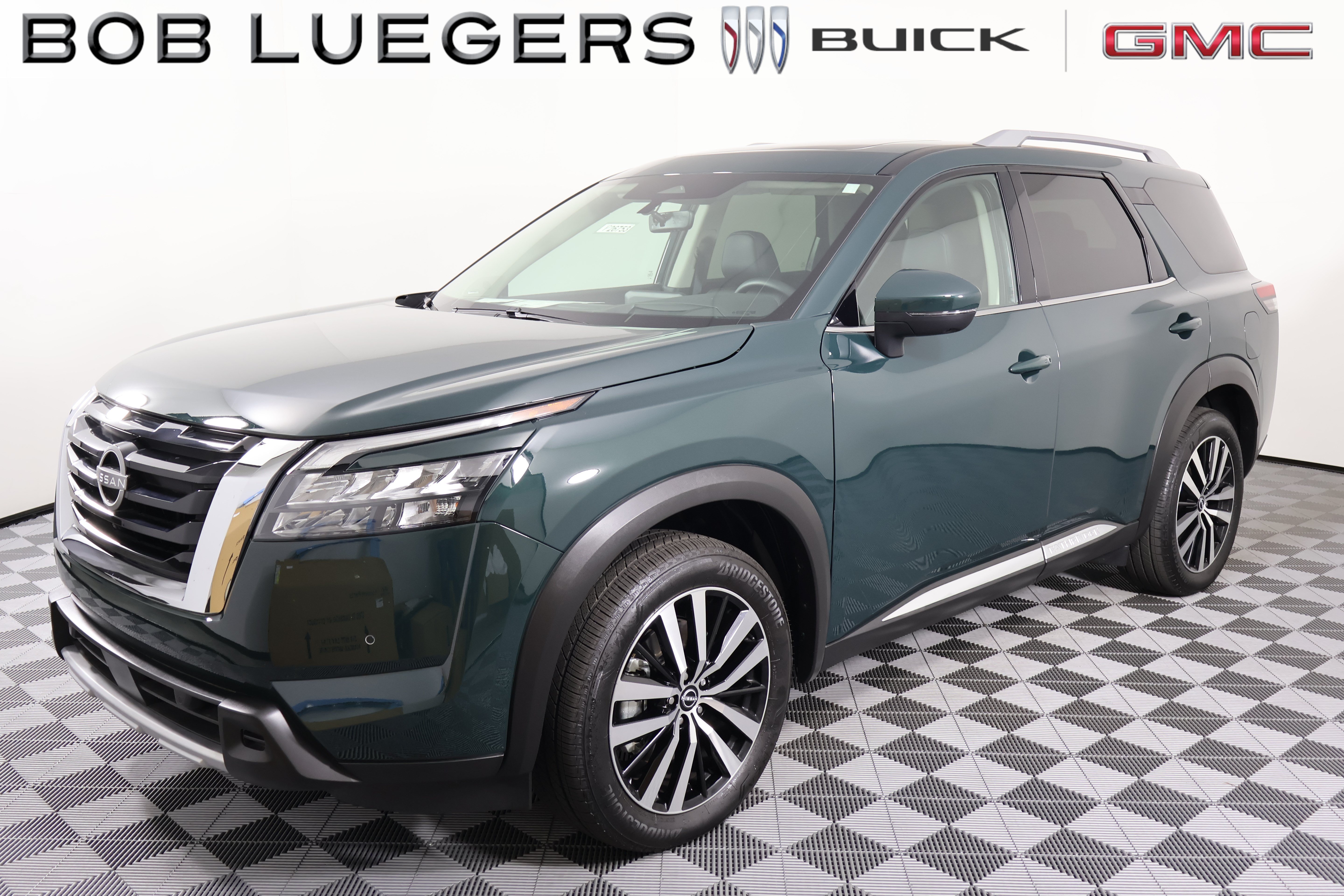 Used 2025 Nissan Pathfinder Platinum FWD image 3