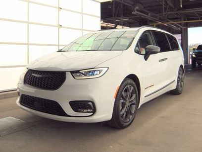 Used 2024 Chrysler Pacifica Touring-L w/ Road Tripper Package