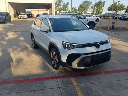 Used 2025 Volkswagen Taos SE AWD/4WD image 6
