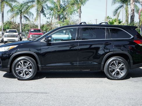 Used 2017 Toyota Highlander LE image 4