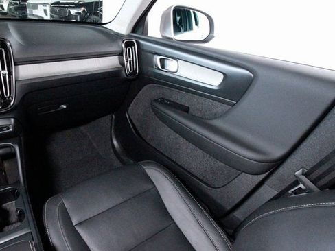 Certified 2025 Volvo XC40 B5 Core image 7