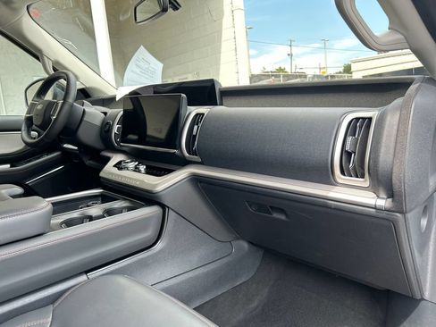 Used 2025 Ford Expedition Active RWD image 17