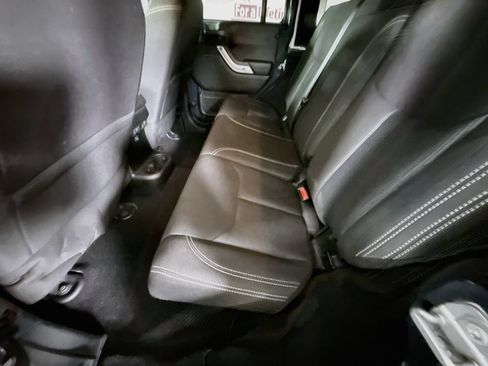 Used 2018 Jeep Wrangler Unlimited Rubicon w/ Connectivity Group AWD/4WD image 24