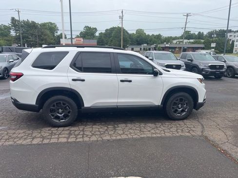 Used 2025 Honda Pilot TrailSport image 23