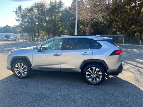 Used 2020 Toyota RAV4 XLE Premium image 8