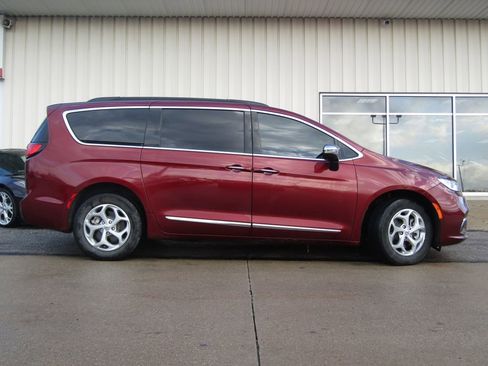 Used 2023 Chrysler Pacifica Limited image 2