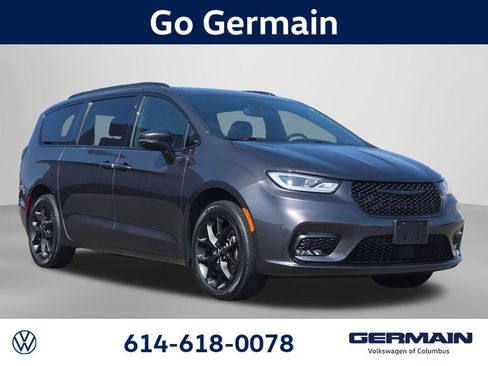 Used 2023 Chrysler Pacifica Touring-L w/ S Appearance Package AWD/4WD image 4