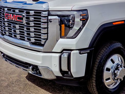 Used 2024 GMC Sierra 3500 Denali w/ Technology Package image 9