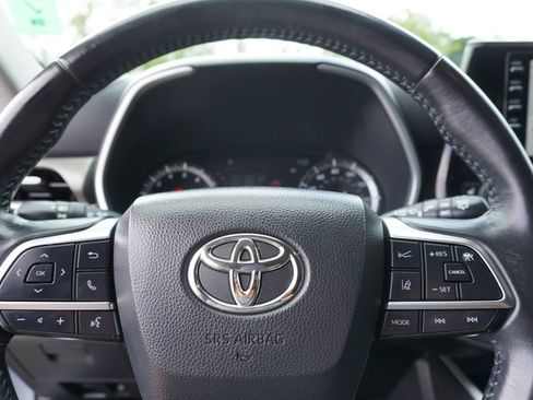 Used 2021 Toyota Highlander XLE FWD image 34