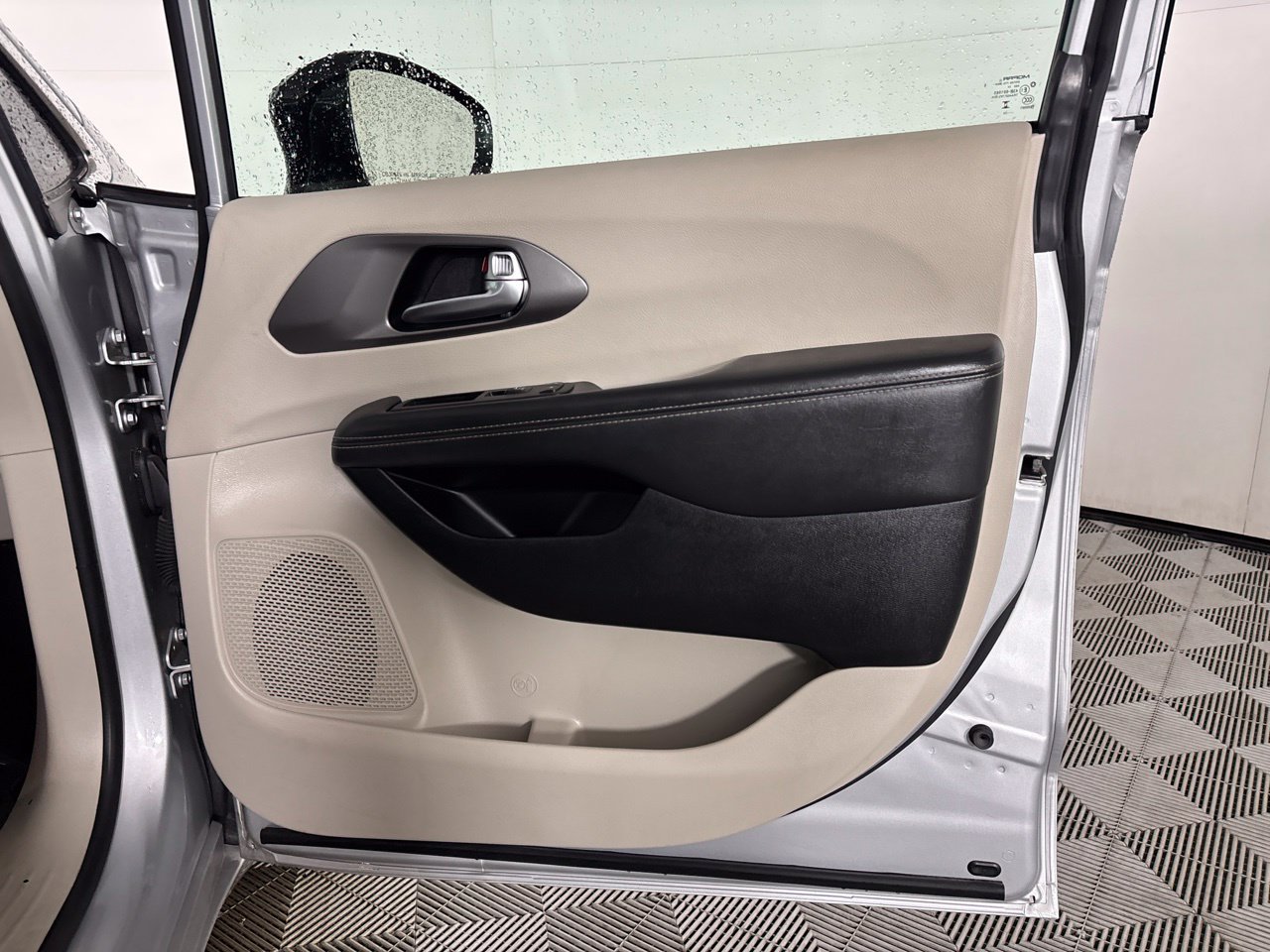 Used 2024 Chrysler Pacifica Touring-L FWD image 22