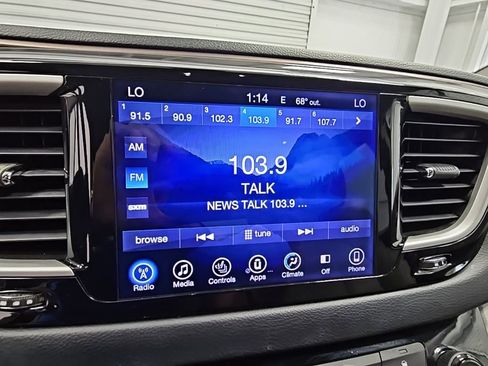 Used 2017 Chrysler Pacifica Touring-L w/ Tire & Wheel Group image 14