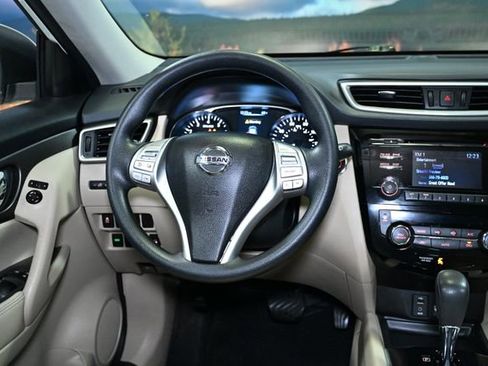 Used 2016 Nissan Rogue SV image 43