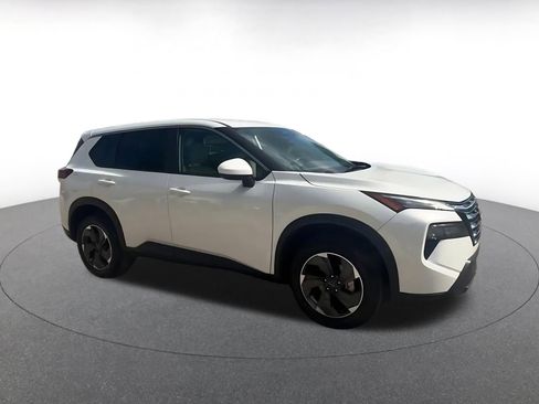 Used 2025 Nissan Rogue SV image 2