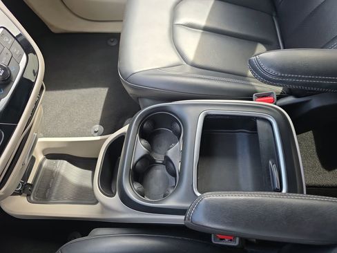 Used 2023 Chrysler Pacifica Touring-L image 28