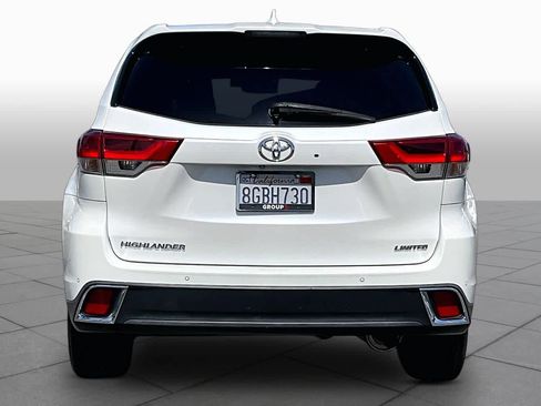 Used 2019 Toyota Highlander Limited Platinum FWD image 4