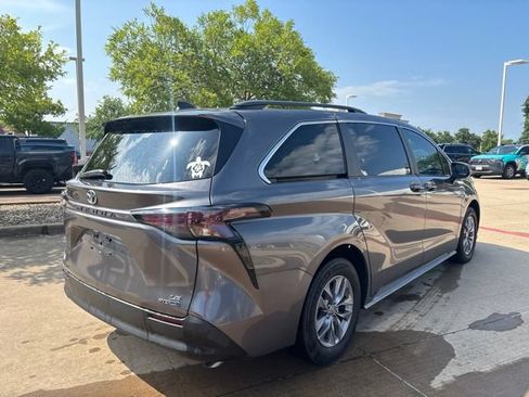 Used 2024 Toyota Sienna LE FWD image 5