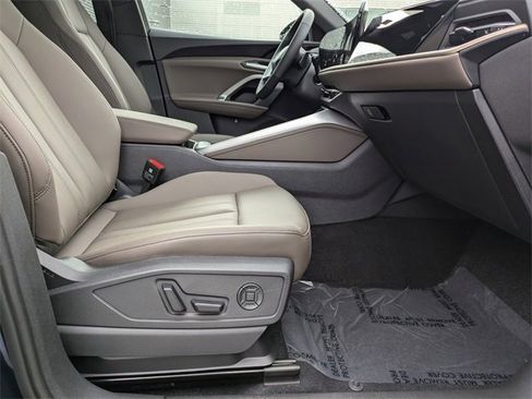 Used 2025 Audi Q5 Premium w/ Convenience Package image 3