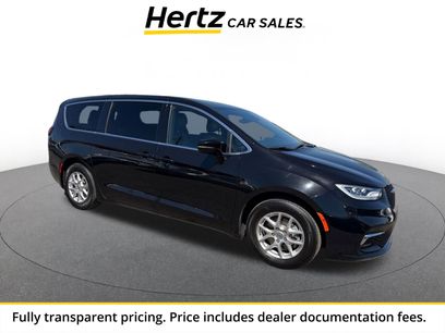 Used 2025 Chrysler Pacifica Select