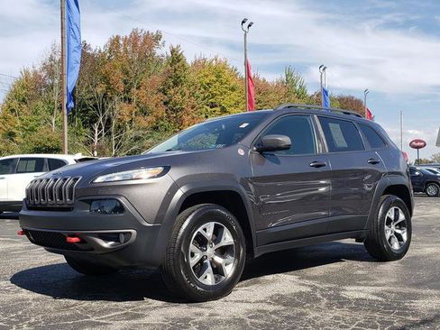 Used 2018 Jeep Cherokee Trailhawk image 3