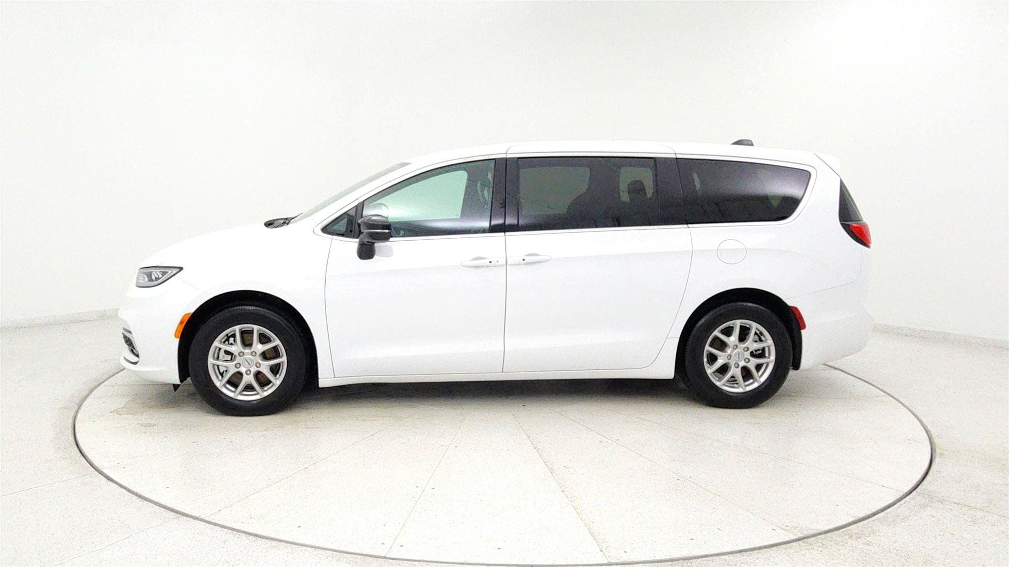 Used 2025 Chrysler Pacifica Select FWD image 2