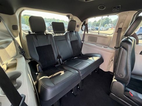 Used 2017 Dodge Grand Caravan SXT w/ Driver Convenience Group FWD image 16