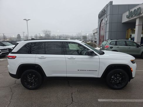 New 2026 Jeep Grand Cherokee Laredo image 6
