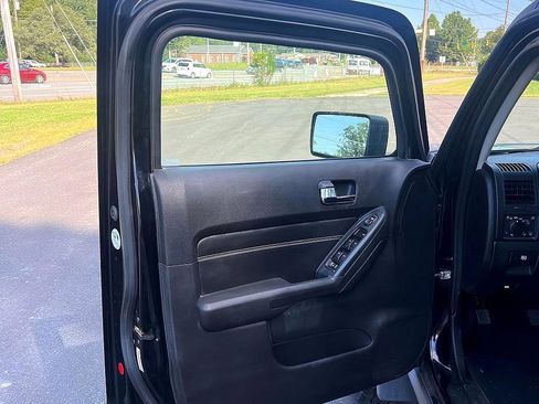 Used 2007 HUMMER H3 image 9