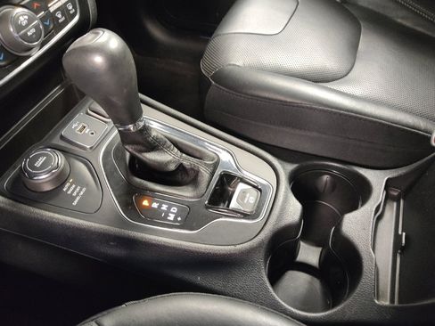 Used 2019 Jeep Cherokee Limited AWD/4WD image 26
