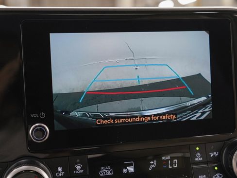 Used 2025 Toyota Highlander XLE AWD/4WD image 27