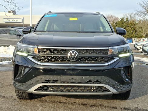 Certified 2024 Volkswagen Taos SE image 2