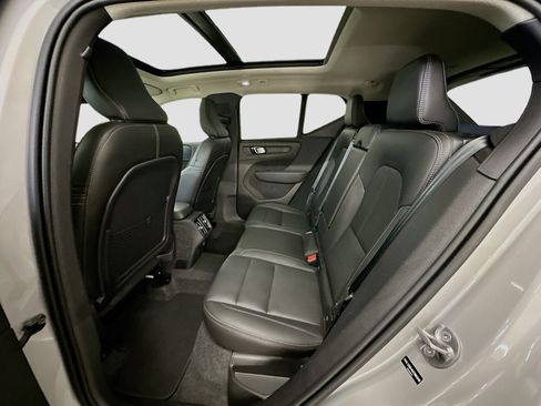 Used 2025 Volvo XC40 B5 Plus image 30