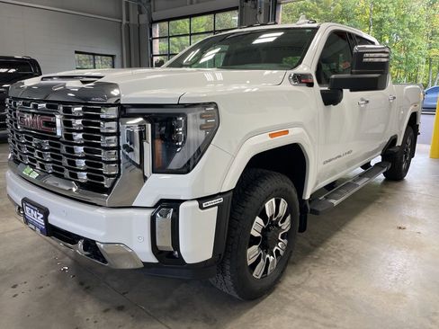 Used 2024 GMC Sierra 3500 Denali AWD/4WD image 4