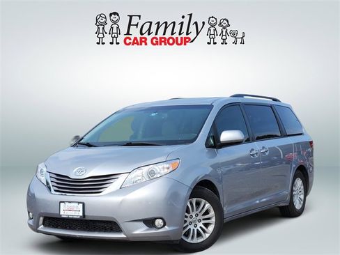 Used 2017 Toyota Sienna XLE Premium image 1
