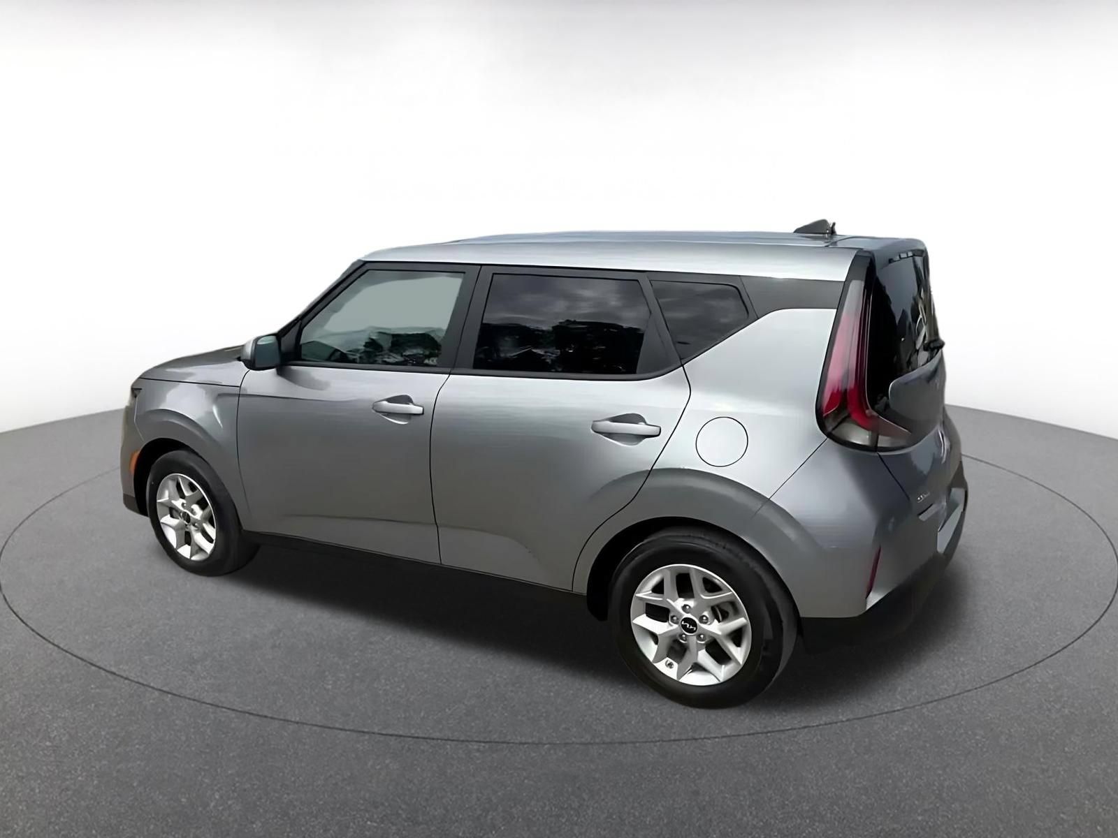 Used 2025 Kia Soul LX w/ LX Technology Package FWD image 8