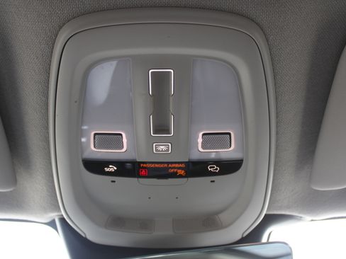 Used 2023 Volvo XC40 B5 Plus image 31