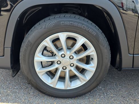 Used 2021 Jeep Cherokee Latitude FWD image 9
