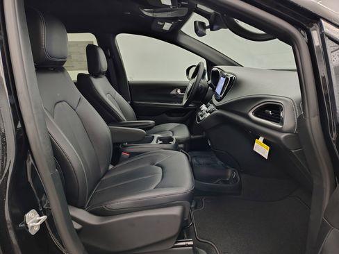 New 2026 Chrysler Pacifica Select FWD image 21
