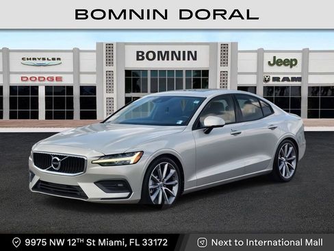Used 2020 Volvo S60 T5 Momentum image 1
