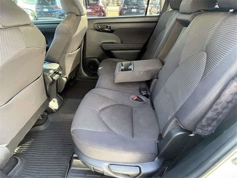 Used 2020 Toyota Highlander L image 10