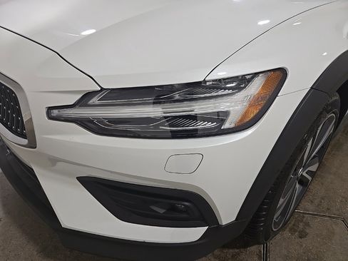 Used 2025 Volvo V60 B5 Cross Country Plus image 21