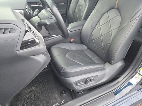 Used 2019 Toyota Camry XLE image 5