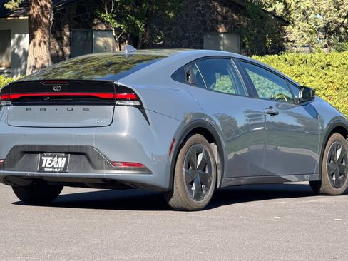 Used 2025 Toyota Prius LE FWD image 4