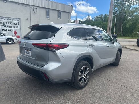 Used 2022 Toyota Highlander XLE AWD/4WD image 5
