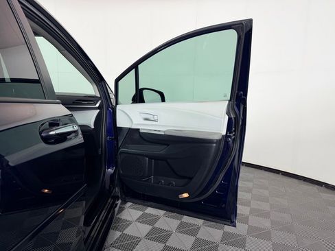 Used 2025 Toyota Sienna XLE w/ XLE Plus Package FWD image 33