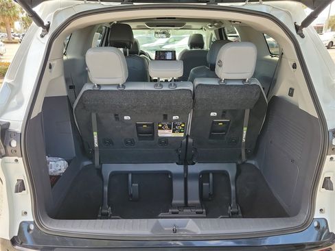 Used 2024 Toyota Sienna Limited image 9