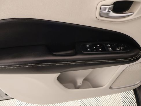 Used 2018 Jeep Compass Latitude FWD image 15
