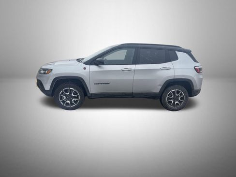 Used 2025 Jeep Compass Trailhawk image 4