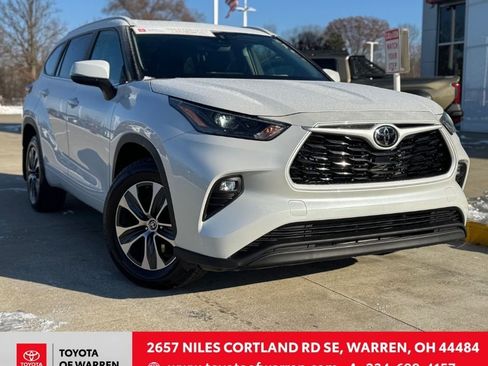 Used 2025 Toyota Highlander XLE image 1